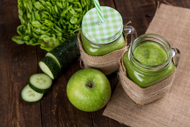 una foto de varios jugos verdes